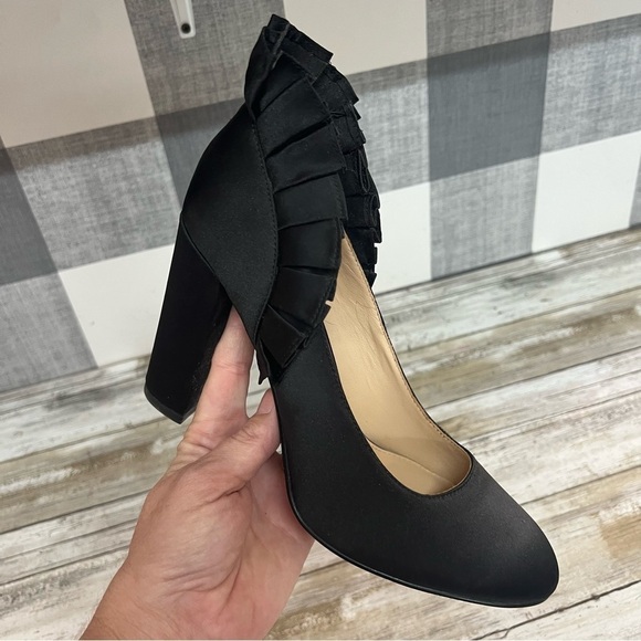 Botkier New York Vienna Ruffle Pump - Picture 2 of 16
